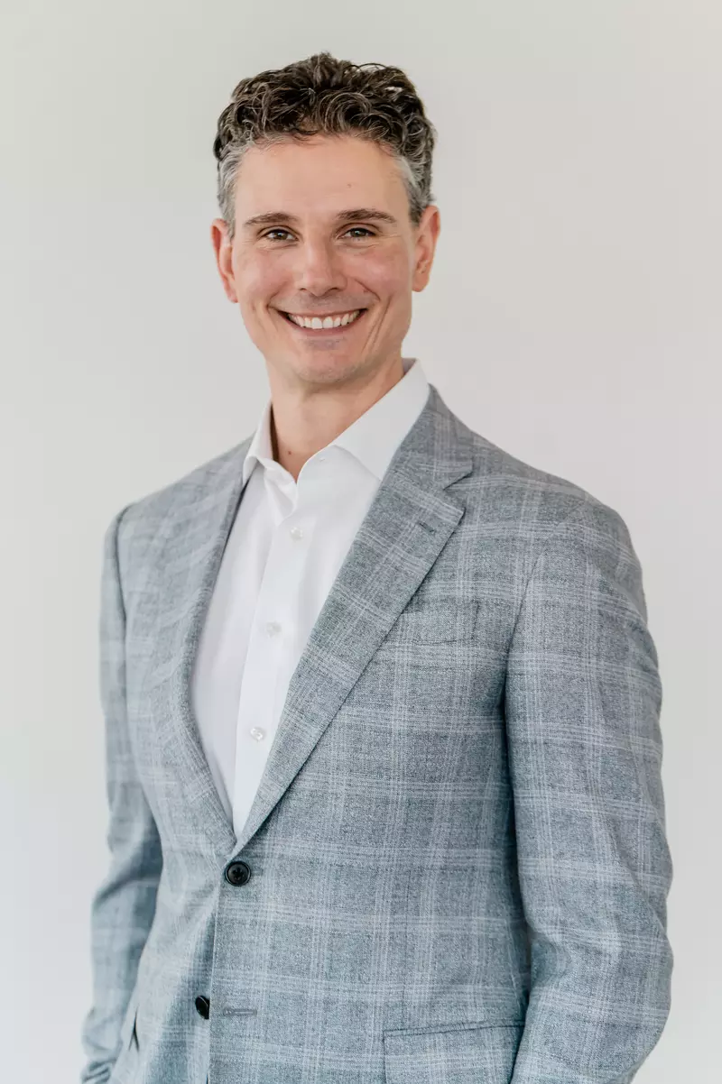 Dr. Pazona (CEO)
